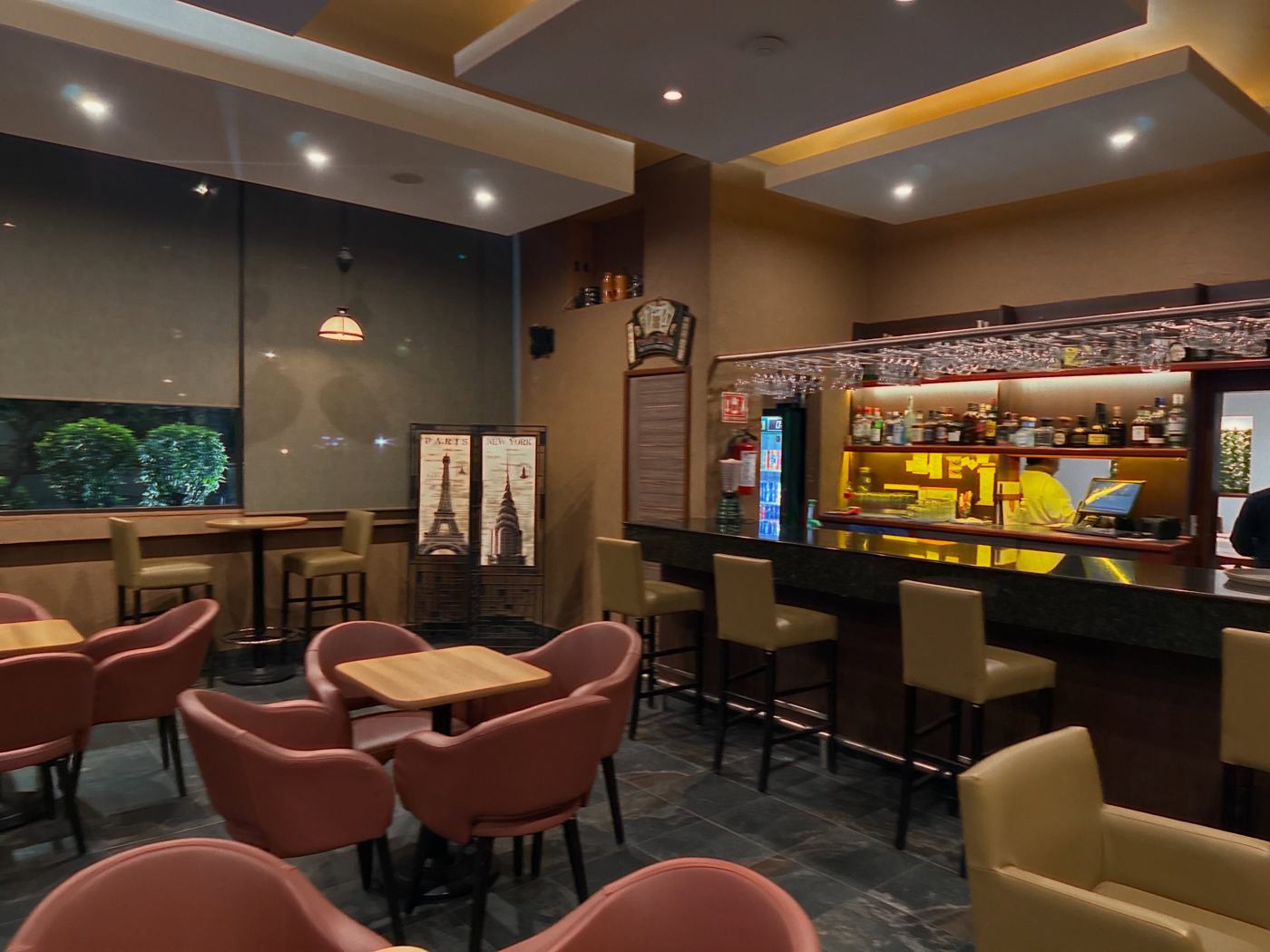 Barra y mesas del Restaurante y Bar Nórdico