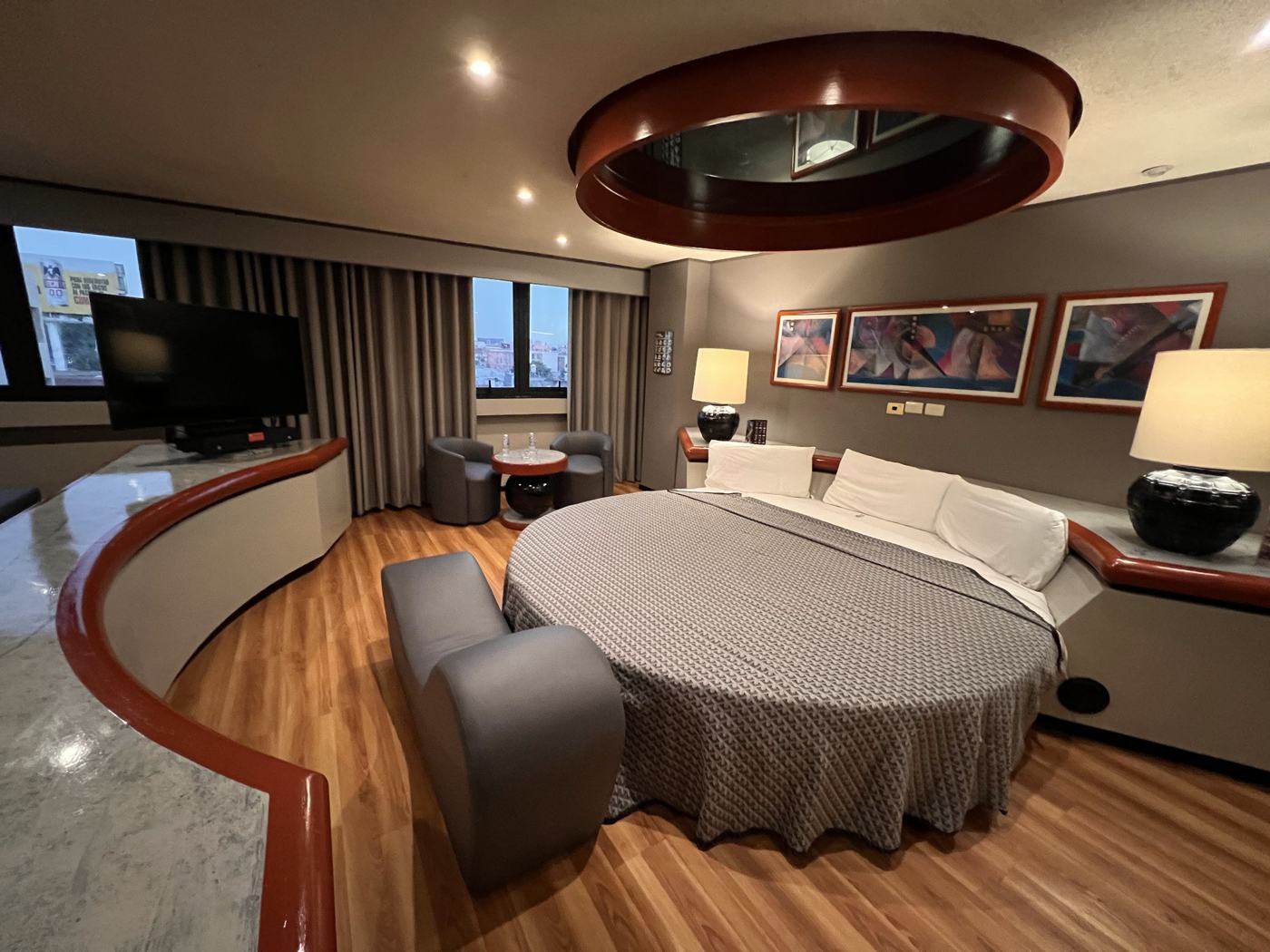 Habitación con cama redonda y espejo en el techo