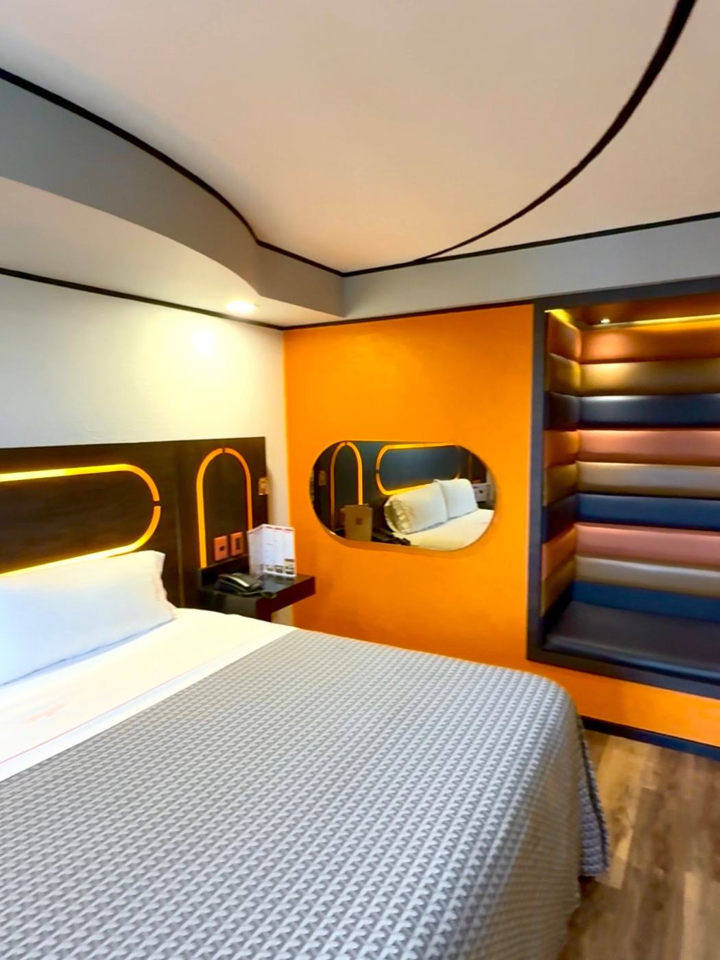 Habitación con muro naranja