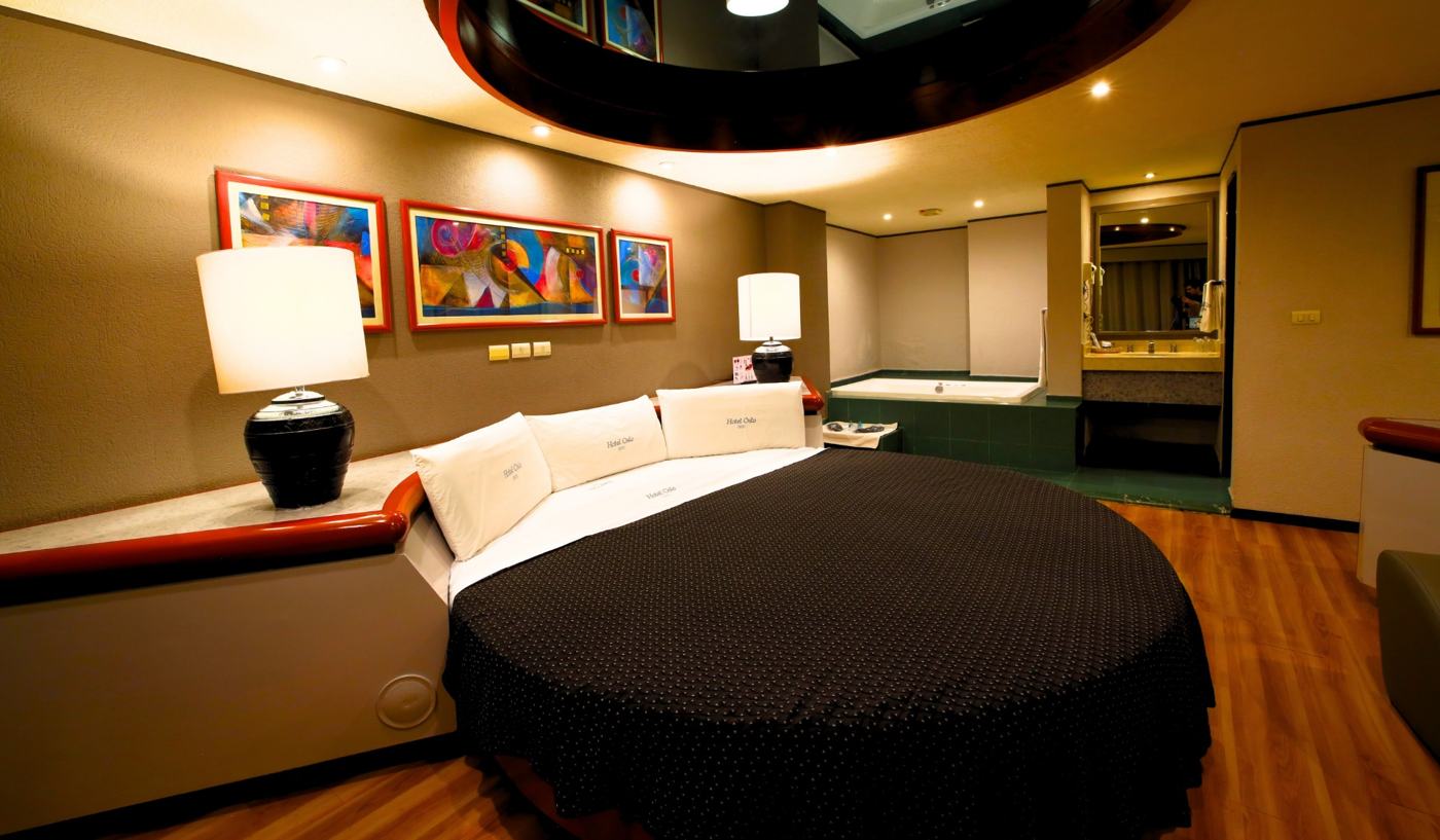 Habitación con cama redonda